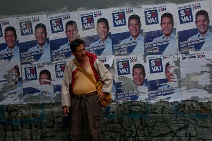 Un votante espera la apertura de los centros electorales para las elecciones presidenciales en Caracas, el 20 de mayo de 2018.