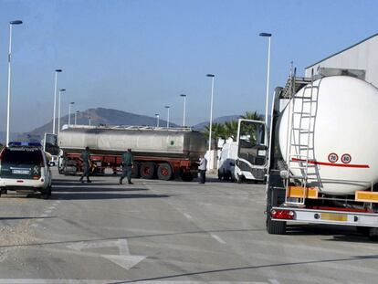 Imagen obtenida por la Guardia Civil de camiones cisterna usados por los ladrones. Abajo, una de las últimas almazaras atracadas, en Almería.