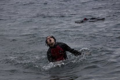 Un refugiado sirio intenta llegar a la costa de la isla griega de Lesbos tras saltar del bote inflable en el que vena dese Turqua con otros refugiados.