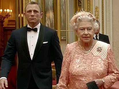 Daniel Craig y la reina Isabel II, en los Juegos Olímpicos de Londres de 2012.