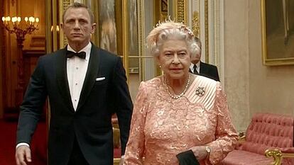 Daniel Craig y la reina Isabel II, en los Juegos Olímpicos de Londres de 2012.