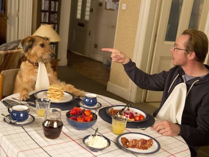 O ator Simon Peeg está fazendo uma coisa que desagrada seu cão no filme 'Absolutamente Impossível' (2015).