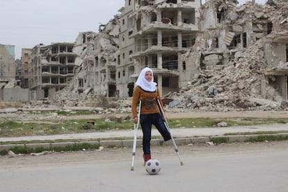 Em 2 de março de 2017, Saja, de 13 anos, joga futebol. “Eu adoro; não sinto que tenha perdido absolutamente nada”, dizia. Saja tinha perdido suas quatro melhores amigas (Fatima, Zahr’a, Cedra e Wala’a) em um ataque com bomba no bairro de Bab Al-Nairab, no leste de Alepo, fazia mais de dois anos. Ela perdeu sua perna no mesmo ataque e, com ela, seu sonho de ser ginasta. Depois, seu irmão morreu em outro ataque, mas ela mantinha a esperança e percorria todos os dias um longo caminho até a escola Kasem Amin para continuar seus estudos. “Meu desejo para o futuro da Síria é que volte a ser como era. Que não haja mais guerra. Espero que possamos sair e saber que voltaremos sãos e salvos, em vez de sair para nunca mais voltar para casa. Que vivamos como antes”, pedia.