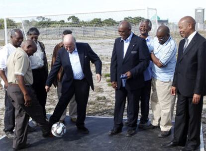 Joseph Blatter (de frente, con el balón), presidente de la FIFA, ayer con antiguos presos políticos.