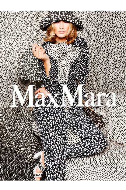 Carolyn Murphy se mimetiza con el fondo en la primavera-verano de MaxMara. El encargado de inmortalizarla, Mario Sorrenti.