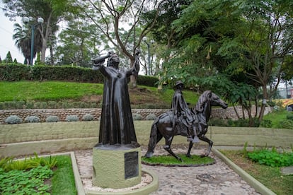 La plazuela Chabuca Granda con el monumento a su figura, una escultura de piedra de Fausto Jaulis que recuerda su característica forma de levantar los brazos mientras interpretaba. A su lado, la escultura de José Antonio Lavalle, uno de los grandes amigos de Granda.