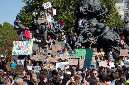 Grupos de estudiantes participan en la marcha contra el cambio climático en París este viernes. 