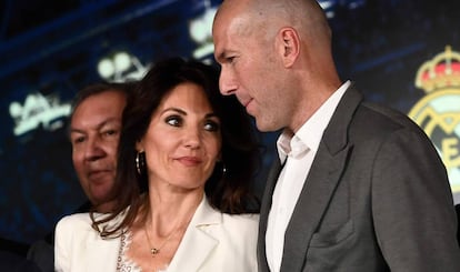 Zinedine Zidane, con su esposa Verónique./ AFP)