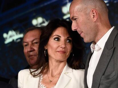 Zinedine Zidane, con su esposa Verónique./ AFP)