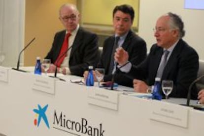 El presidente de MicroBank, Jos&eacute; Francisco de Conrado; el presidente de la Comunidad de Madrid, Ignacio Gonz&aacute;lez, y el vicepresidente y consejero delegado de CaixaBank, Juan Mar&iacute;a Nin.