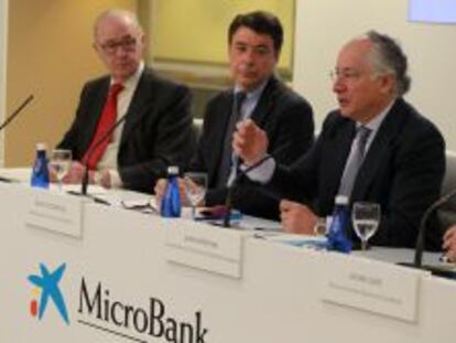 El presidente de MicroBank, Jos&eacute; Francisco de Conrado; el presidente de la Comunidad de Madrid, Ignacio Gonz&aacute;lez, y el vicepresidente y consejero delegado de CaixaBank, Juan Mar&iacute;a Nin.