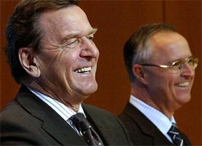 Gerhard Schröder (a la izquierda) y Hans Eichel, ayer, tras una reunión del Partido Socialdemócrata (SPD).