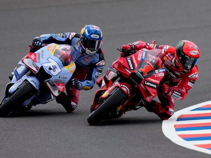 Álex Márquez (izquierda) y Francesco Bagnaia (derecha) durante los entrenamientos libres del GP de Argentina, este viernes.