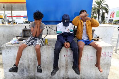 Tres menores piden dinero a cambio de limpiar coches en una gasolinera del puerto este julio. 