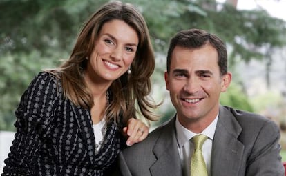 Doña Letizia y don Felipe, fotografiados para 'El País Semanal' en 2006, con motivo del 25 aniversario de los premios Príncipe de Asturias
