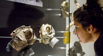 Una visitante del museo observa una máscara antigás de la I Guerra Mundial.