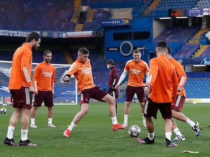 Los jugadores del Real Madrid, entrenando en Stamford Bridge.