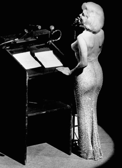 El vestido del ‘Happy Birthday, Mr. President’ de Marilyn Monroe (1962). El vestido que Marilyn Monroe llevó para cantar a John F. Kennedy en 1962 es una de las piezas más icónicas de la moda. Diseñado por Jean Louis –con un boceto original realizado por un joven Bob Mackie- y adornado con 2.500 cristales, su efecto segunda piel causó un impacto estratosférico. El vestido era tan ajustado que no solo hubo que terminar de coserlo con Marilyn ya dentro, sino que además esparció la leyenda de que la actriz no llevaba ropa interior, en un momento en el que los rumores de la relación entre la actriz y el presidente eran vox populi. Marilyn lo compró por 1.440 dólares en la época (unos 15.000 dólares de hoy) se volvió icónico, hasta tal punto que en 2016 se subastó por 4,8 millones de dólares. En 2022, volvió a captar la atención cuando Kim Kardashian lo llevó fugazmente en la Met Gala.
