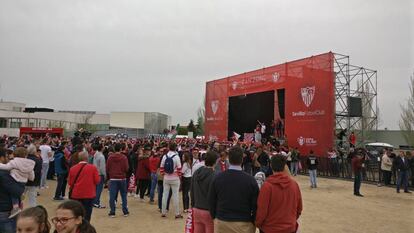 Aficionados del Sevilla en la Fan Zone de su equipo.
