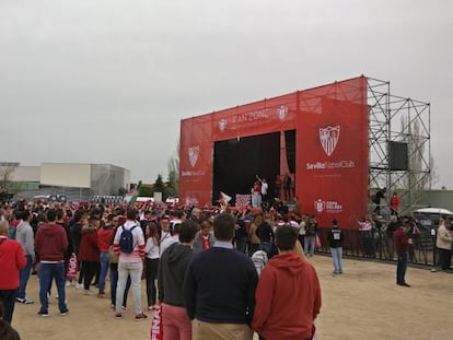 Aficionados del Sevilla en la Fan Zone de su equipo.