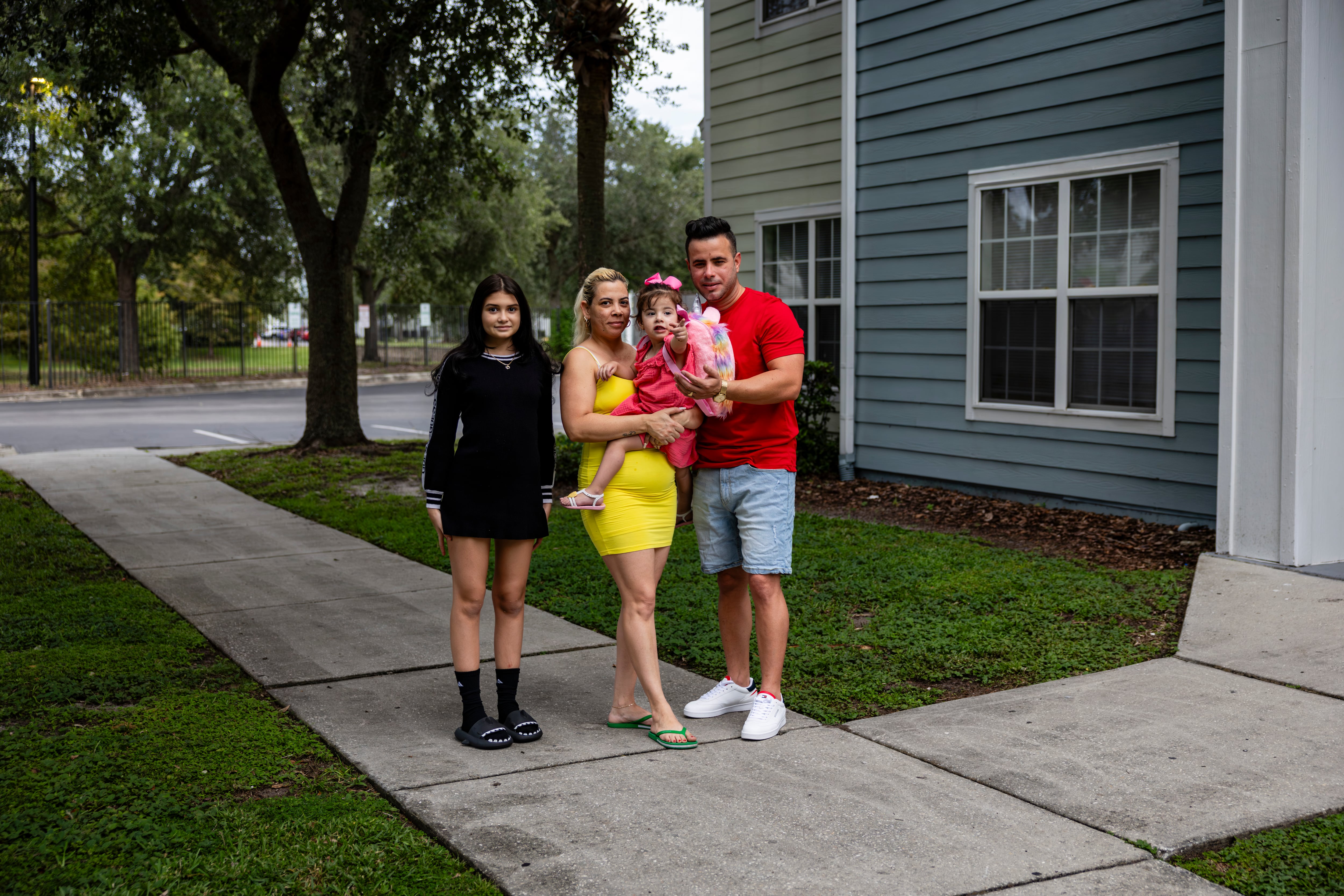 Yisel y Deivy con sus hijas Keira y Adriana Miguel.
