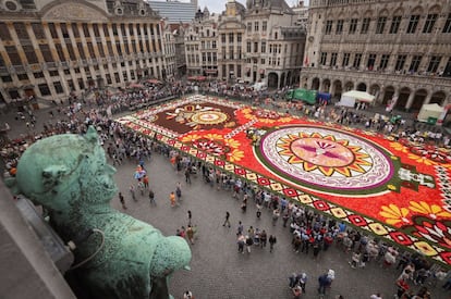 La Grand Place en Bruselas (Bélgica) adornada con una alfombra de flores.
