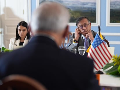 El presidente Gustavo Petro, junto a su jefe de gabinete, Laura Sarabia, en la reunión con la delegación de congresistas estadounidenses que lidera el demócrata Bob Méndez, el martes en Bogotá.