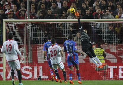 Keylor Navas despeja un disparo del Sevilla.