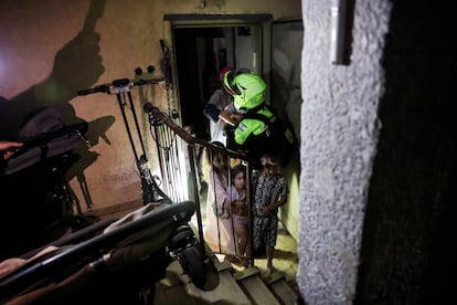Personal de rescate ayuda a una familia a evacuar su hogar cerca de un lugar de impacto tras un ataque con misiles de Irán contra Israel, en el centro de Israel.