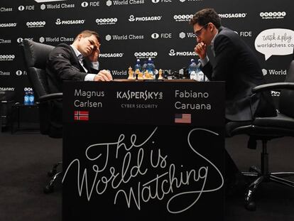 Carlsen y Caruana, durante la novena partida por el Mundial de Ajedrez.