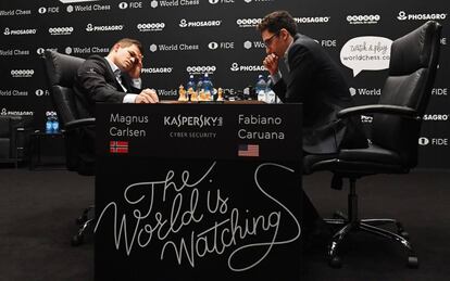 Carlsen y Caruana, durante la novena partida por el Mundial de Ajedrez.