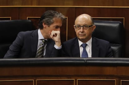 El ministro de Fomento, &Iacute;&ntilde;igo de la Serna, conversa con el ministro de Hacienda, Crist&oacute;bal Montoro, durante la sesi&oacute;n de control al Gobierno que se celebra hoy en el Congreso de los Diputados.