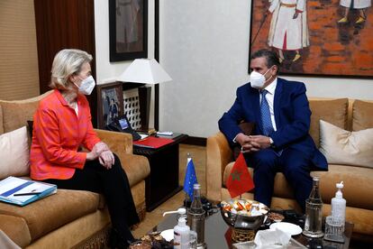 El primer ministro marroquí, Aziz Ajanuch, junto a la presidenta de la Comisión Europea, Ursula von der Leyen, este miércoles en Rabat.
