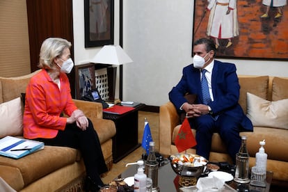 El primer ministro marroquí, Aziz Ajanuch, junto a la presidenta de la Comisión Europea, Ursula von der Leyen, este miércoles en Rabat.