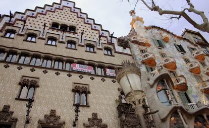 La Casa Amatller, de Puig i Cadafalch, y a su lado la Casa Batlló, de Gaudí.
