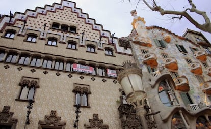 La Casa Amatller, de Puig i Cadafalch, y a su lado la Casa Batlló, de Gaudí.