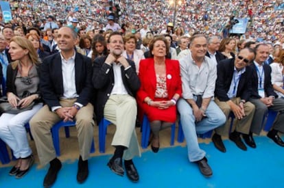 Mariano Rajoy, entre Francisco Camps y Rita Barberá, en la plaza de toros de Valencia con Esteban González Pons, Carlos Fabra y José Joaquín Ripoll.