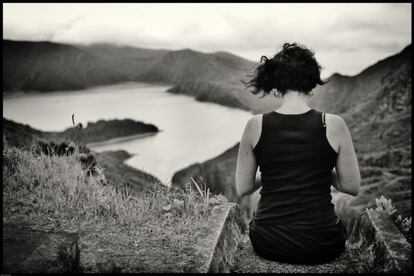 &#039;Contemplaci&oacute;n&#039;. Lago de fuego, San Miguel, Azores.
 