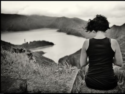 &#039;Contemplaci&oacute;n&#039;. Lago de fuego, San Miguel, Azores.
 