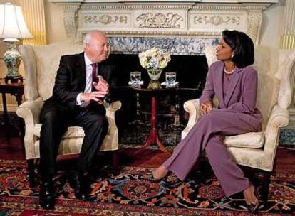 Miguel Ángel Moratinos y Condoleezza Rice, durante su conversación, ayer, en Washington.