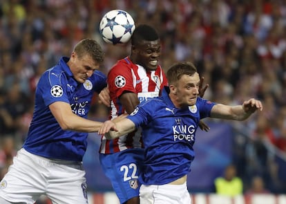 El centrocampista ghanés del Atlético de Madrid Thomas Partey (c) salta por el balón con los defensas del Leicester.