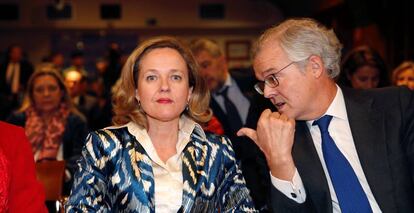 Nadia Calviño, ministra de Asuntos Económicos, y Sebastián Albella, presidente de la CNMV.