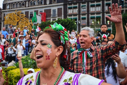 Desde el medio día la gente comenzó a abarrotar la explanada del Zócalo capitalino.  