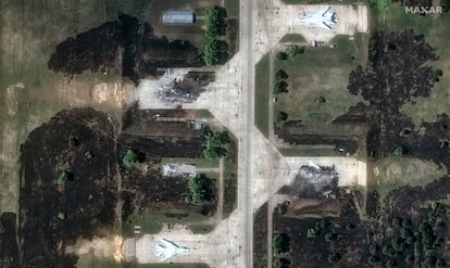 imagen satelital captada por Maxar Technologies el pasado 4 de junio en la que aparecen dos aviones militares rusos TU22M3 destruidos en la base rusa de Belaya por una ofensiva ucrania con drones.