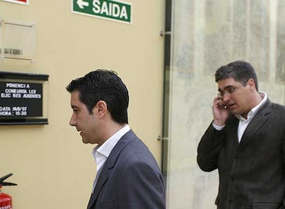 Los diputados nacionalistas Iago Tabarés y Carlos Aymerich, ayer en la ponencia de la reforma del voto emigrante.