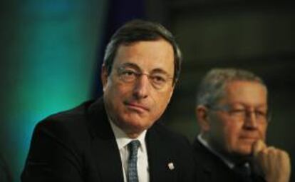 El presidente del Banco Central Europeo, Mario Draghi, durante una rueda de prensa convocada en el mbito de una reunin informal de ministros de Economa y Finanzas de la Unin Europea en Dubln (Irlanda) hoy, viernes 12 de abril de 2013.