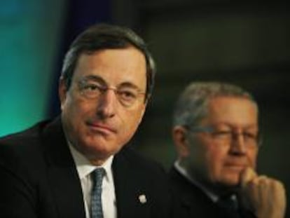 El presidente del Banco Central Europeo, Mario Draghi, durante una rueda de prensa convocada en el ámbito de una reunión informal de ministros de Economía y Finanzas de la Unión Europea en Dublín (Irlanda) hoy, viernes 12 de abril de 2013.