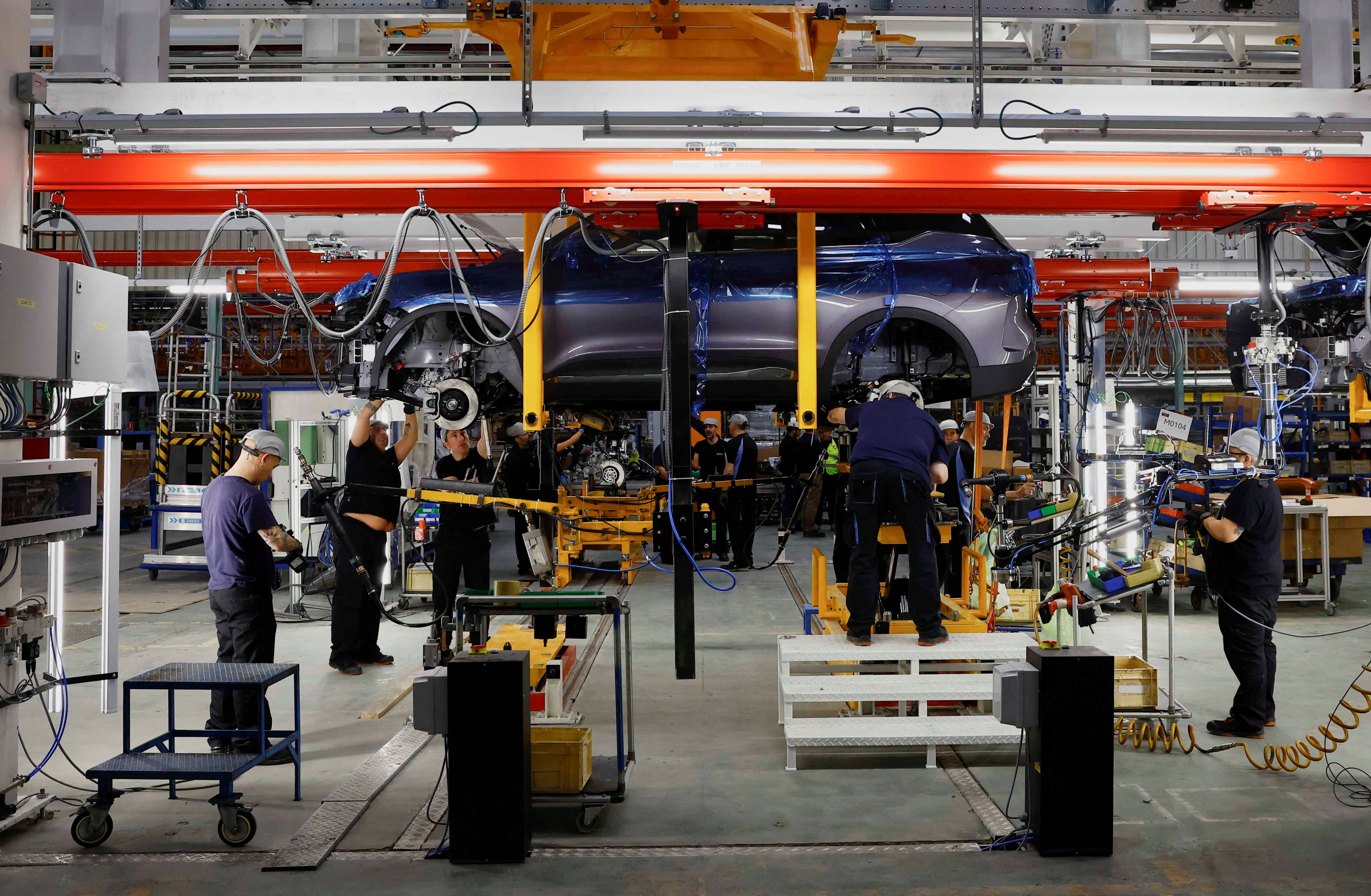 Trabajadores ensamblan un coche Ebro S700 en las pruebas que han realizado este mes de noviembre en la fábrica Ebro Factory de la Zona Franca.