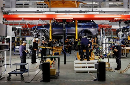 Trabajadores ensamblan un coche Ebro S700 en las pruebas que han realizado este mes de noviembre en la fbrica Ebro Factory de la Zona Franca.