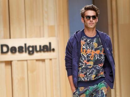 Jon Kortajarena desfiló para Desigual, que presentó una colección exclusivamente masculina